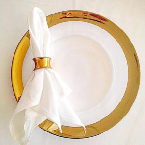 Plato base filo dorado